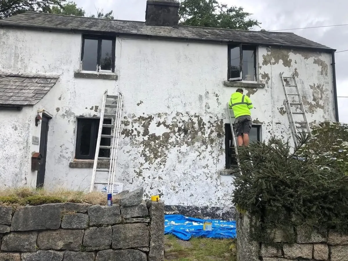 Cottage with blown, flaking render before repair in Boscastle